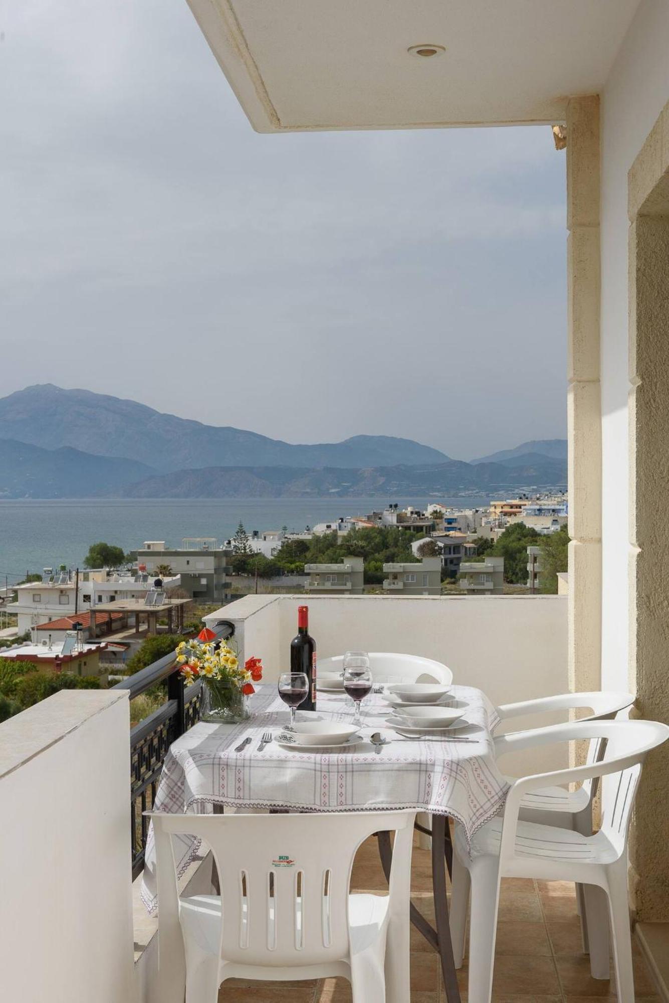 Sofia Apartment, With Sea & Mountain View คาลามากิ ภายนอก รูปภาพ