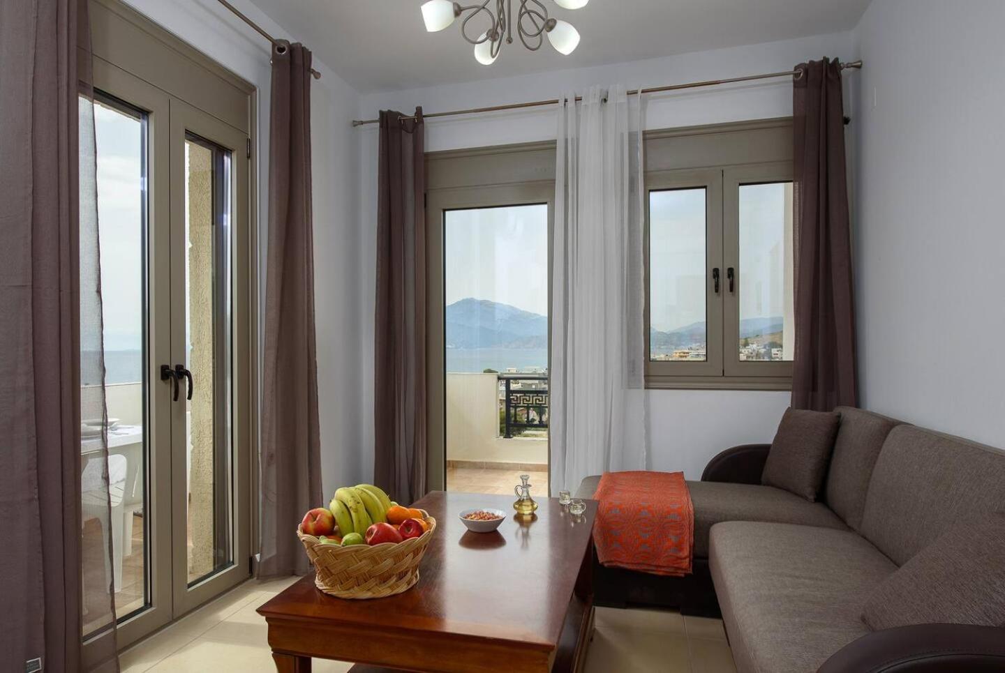 Sofia Apartment, With Sea & Mountain View คาลามากิ ภายนอก รูปภาพ