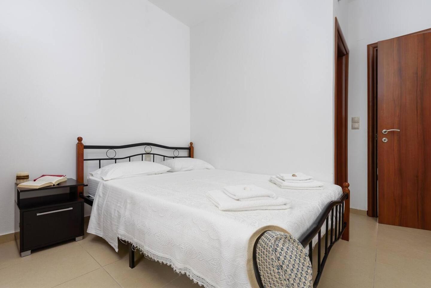 Sofia Apartment, With Sea & Mountain View คาลามากิ ภายนอก รูปภาพ