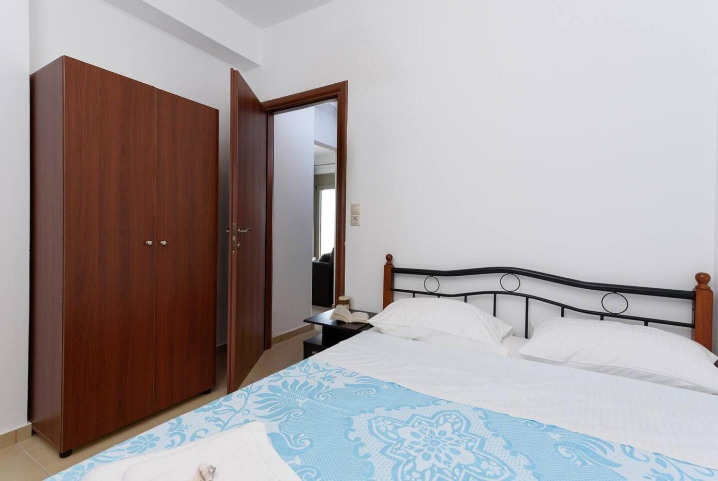 Sofia Apartment, With Sea & Mountain View คาลามากิ ภายนอก รูปภาพ