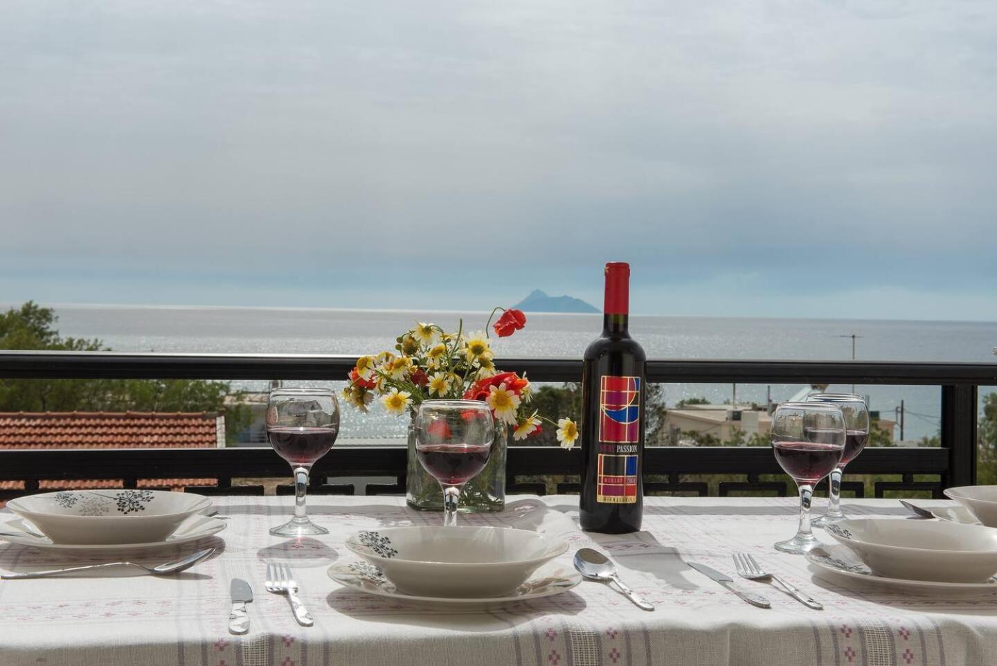 Sofia Apartment, With Sea & Mountain View คาลามากิ ภายนอก รูปภาพ