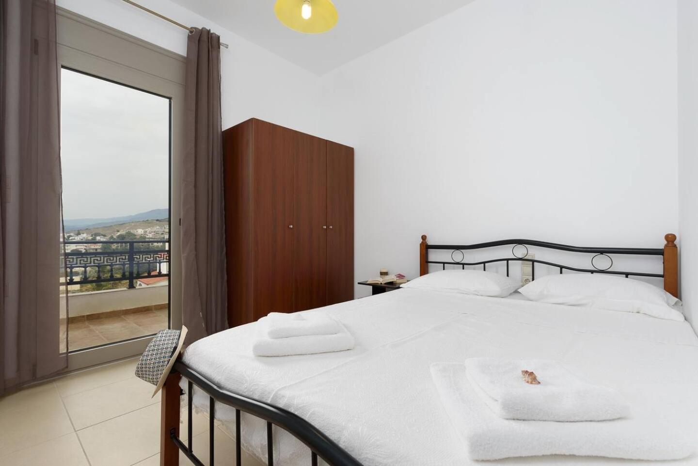 Sofia Apartment, With Sea & Mountain View คาลามากิ ภายนอก รูปภาพ