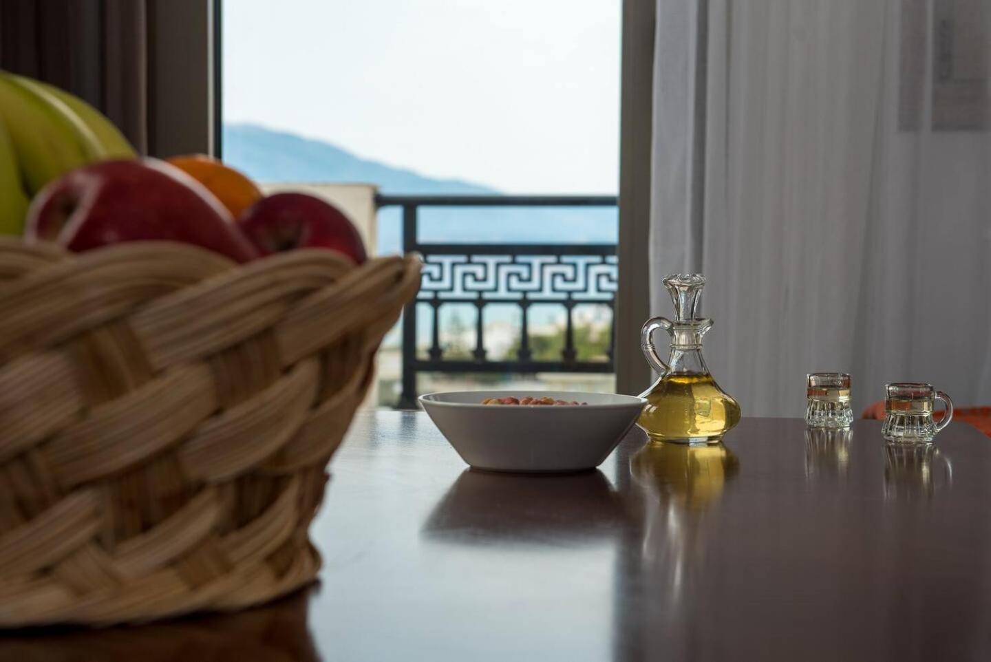 Sofia Apartment, With Sea & Mountain View คาลามากิ ภายนอก รูปภาพ