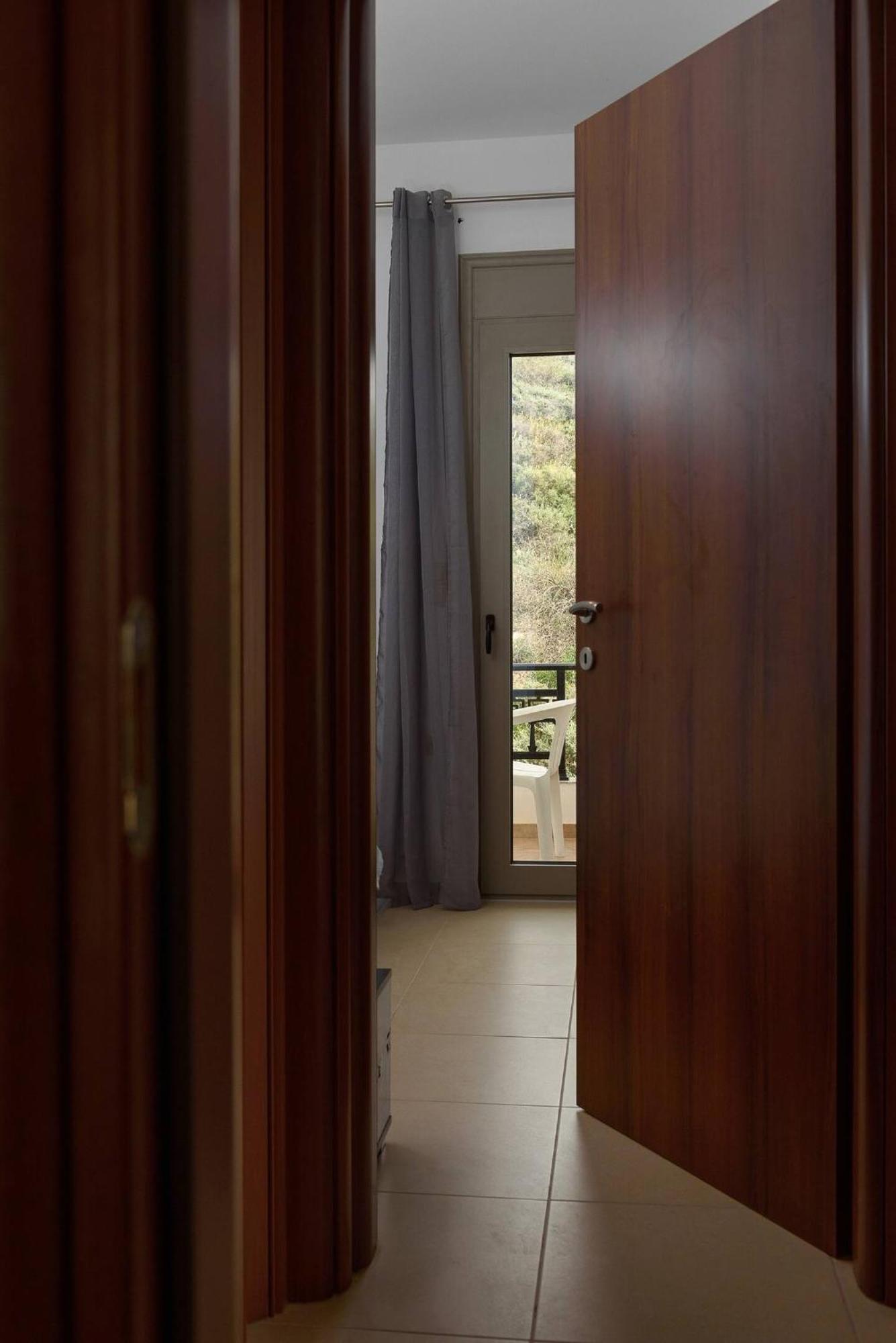 Sofia Apartment, With Sea & Mountain View คาลามากิ ภายนอก รูปภาพ
